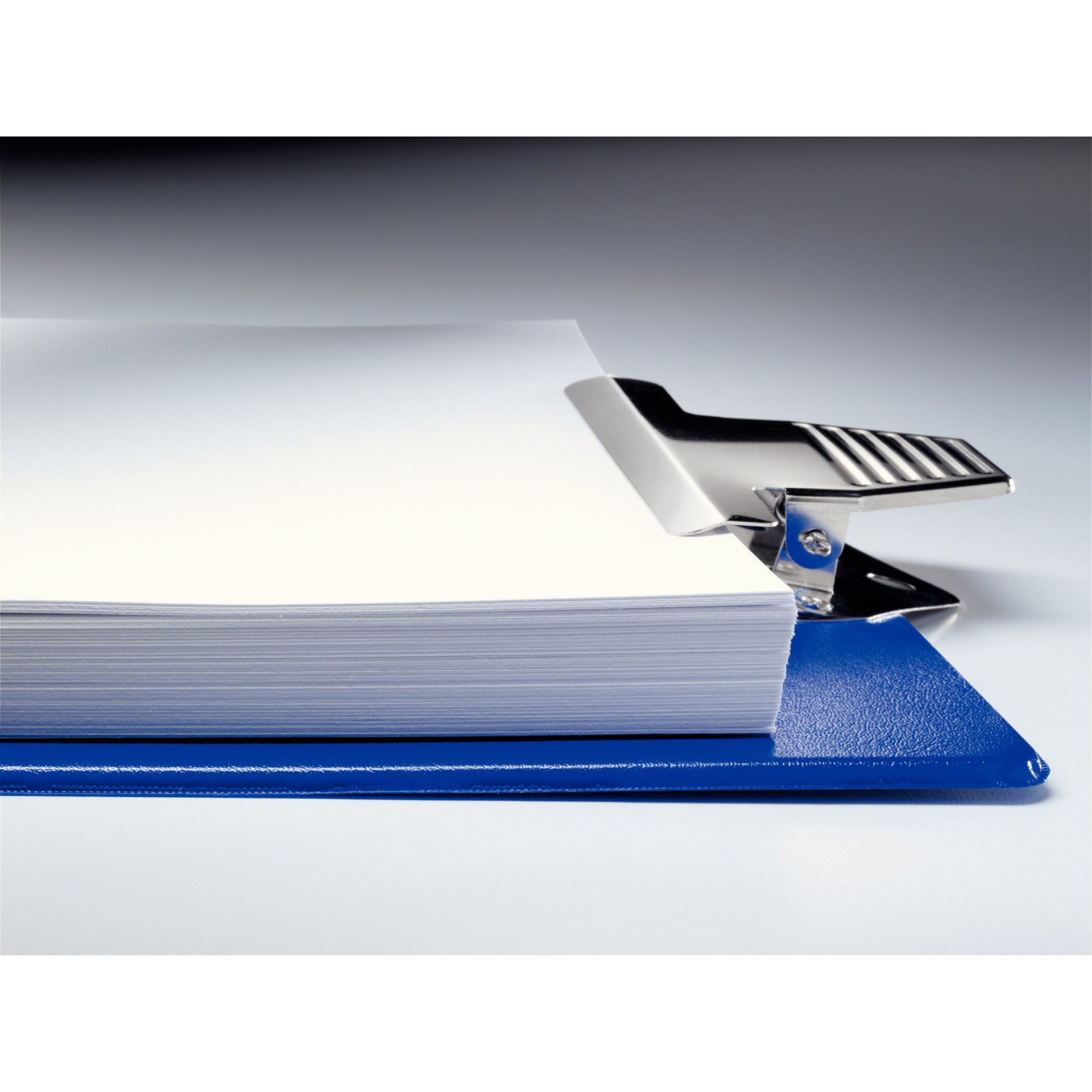 Esselte clipboard med kraftig klemme i A4 med skriveplade i farven blå
